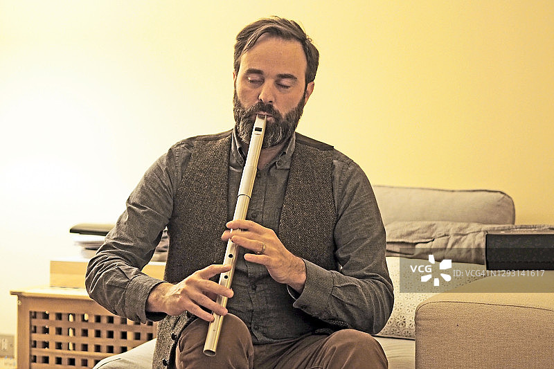 吹长笛的年轻男人图片素材