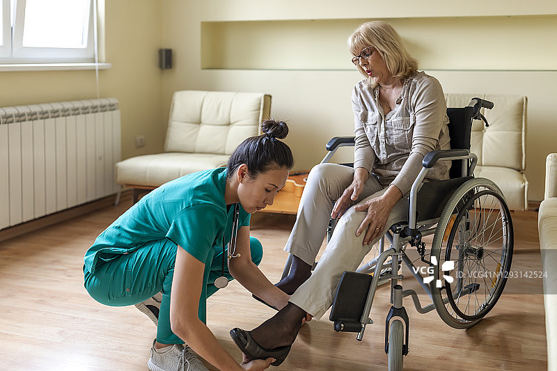 身边总有帮手真好图片素材