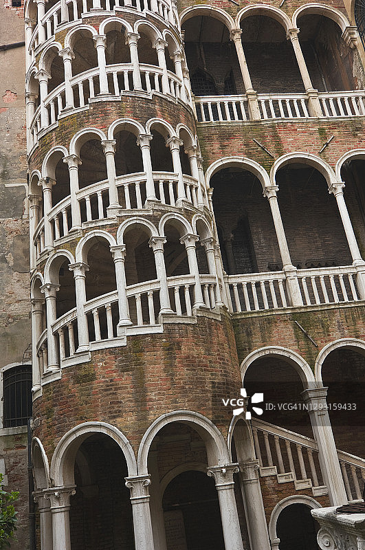 废弃的威尼斯孔塔里尼·德尔·博沃洛宫图片素材