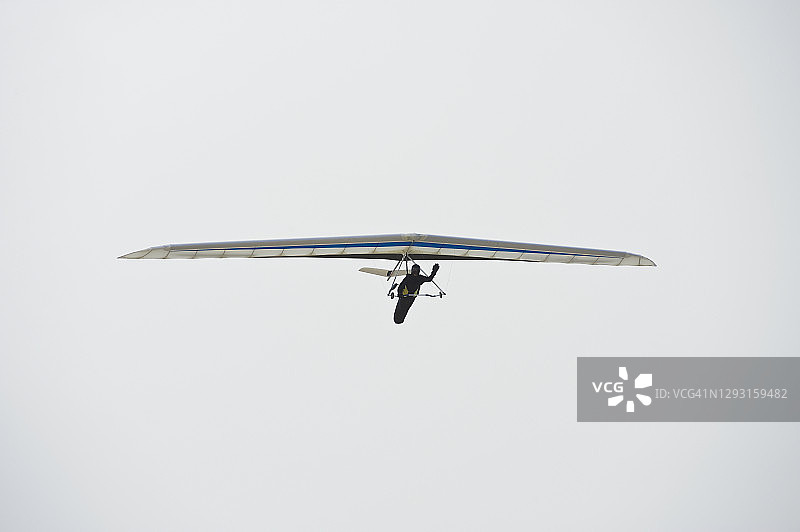 滑翔机与雾蒙蒙的天空图片素材