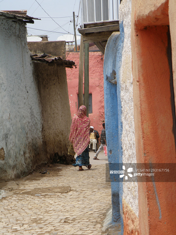 在哈拉尔老城街道上的人们图片素材