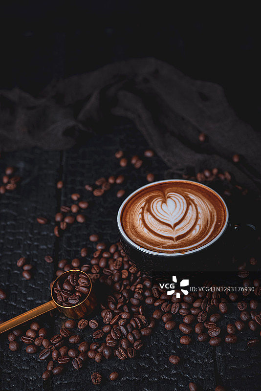 咖啡馆桌子上带有泡沫的拿铁或卡布奇诺咖啡杯顶视图图片素材