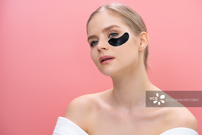 拥有清新自然肌肤的美丽女人肖像，美容水疗概念图片素材