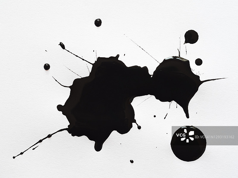 白色画布上的黑色油漆滴抽象背景图片素材