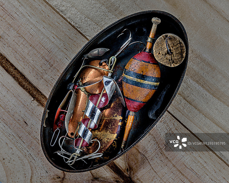 铁盒里的仿古钓鱼用具图片素材