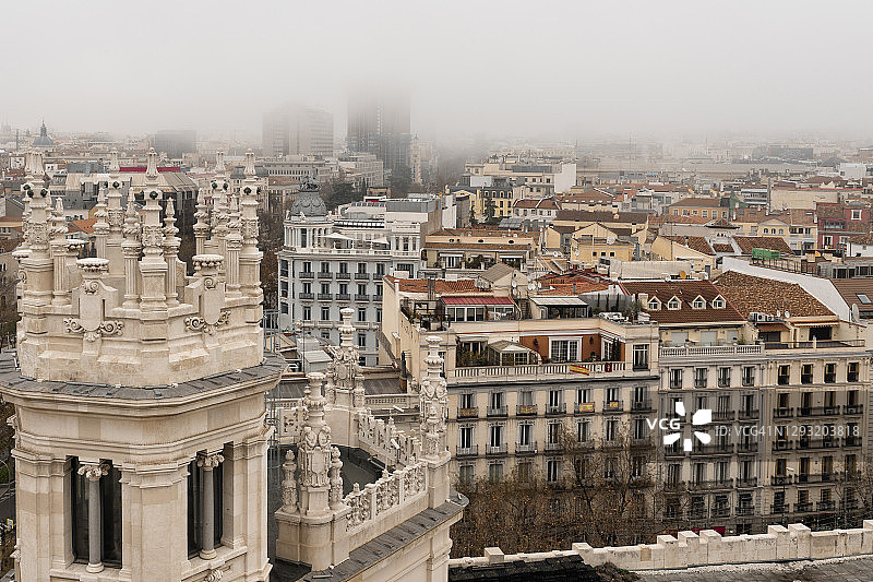 雾中的马德里鸟瞰图：普拉多大道雄伟建筑图片素材