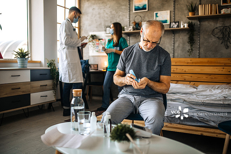 年长的男人服用每日剂量的药物图片素材