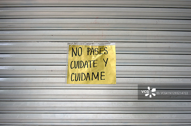 商店卷帘门上的手写西班牙语标志图片素材
