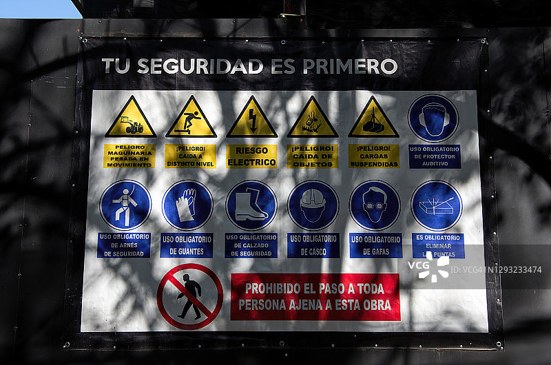 西班牙语施工现场安全警示标志图片素材
