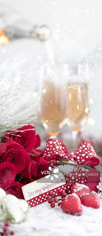 雪地背景上的情人节玫瑰和香槟图片素材