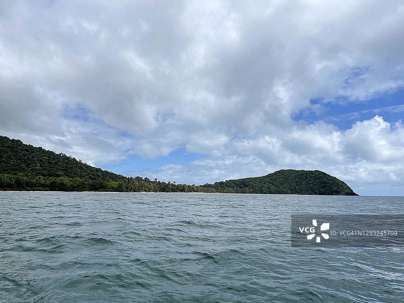 澳大利亚珊瑚海云层笼罩下的苦难角海岬图片素材