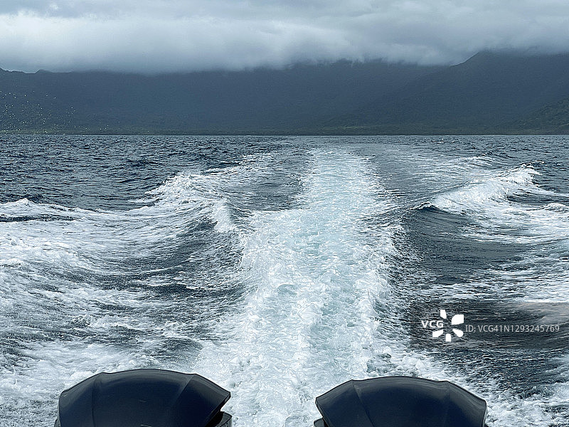 快艇视角、舷外发动机、山脉和海岸线图片素材