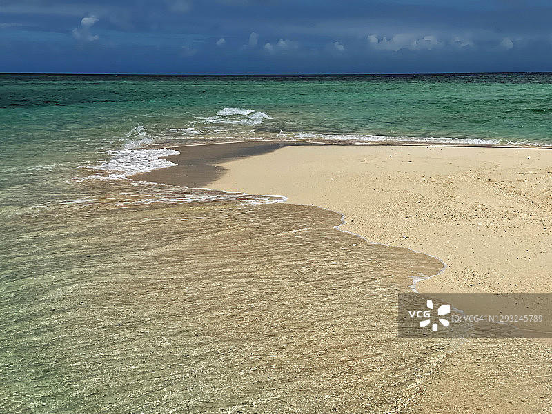 气候变化，海平面上升，沙滩岛屿上的海浪图片素材