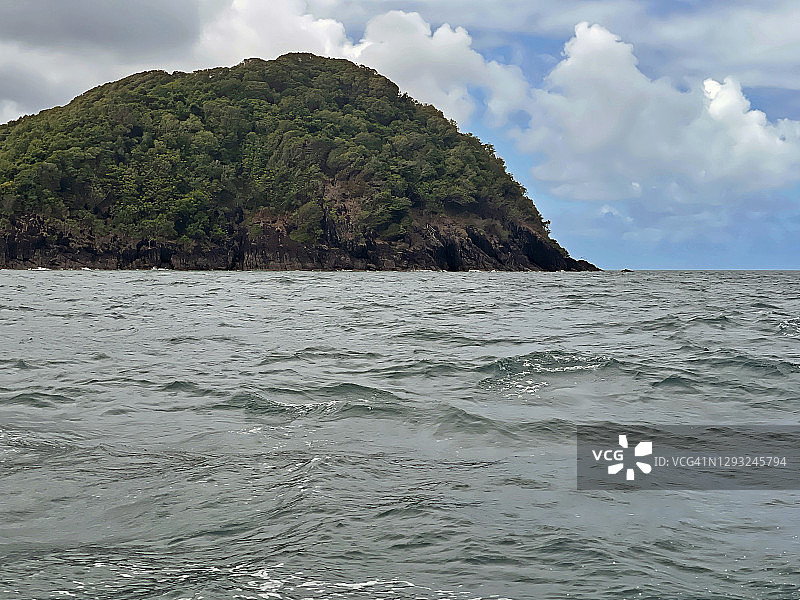 澳大利亚珊瑚海云层笼罩下的苦难角海岬图片素材