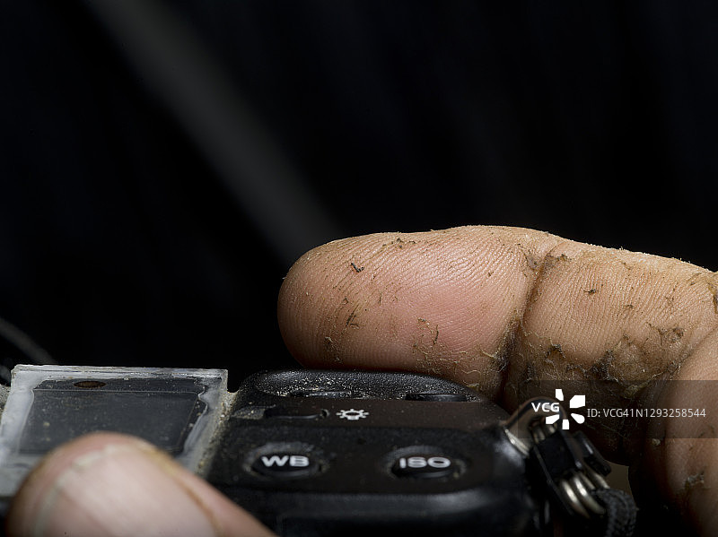 摄影师按下数码相机快门拍照图片素材