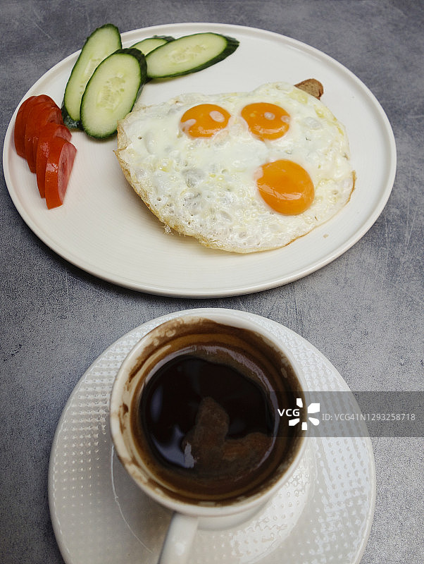 希腊小酒馆的煎蛋早餐和希腊咖啡图片素材