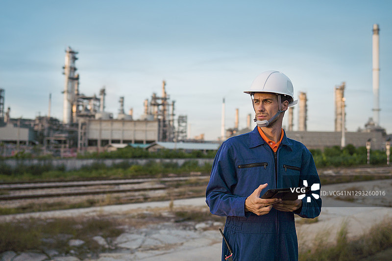 现代化发电站建筑工地的工程师图片素材