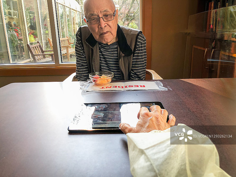 穿着医疗袍的访客探望养老院老人的POV视角图片素材