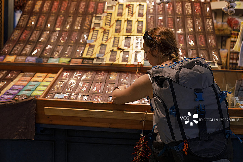 女人在农贸市场看香料图片素材
