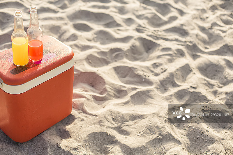 在海滩派对上享用的鸡尾酒图片素材