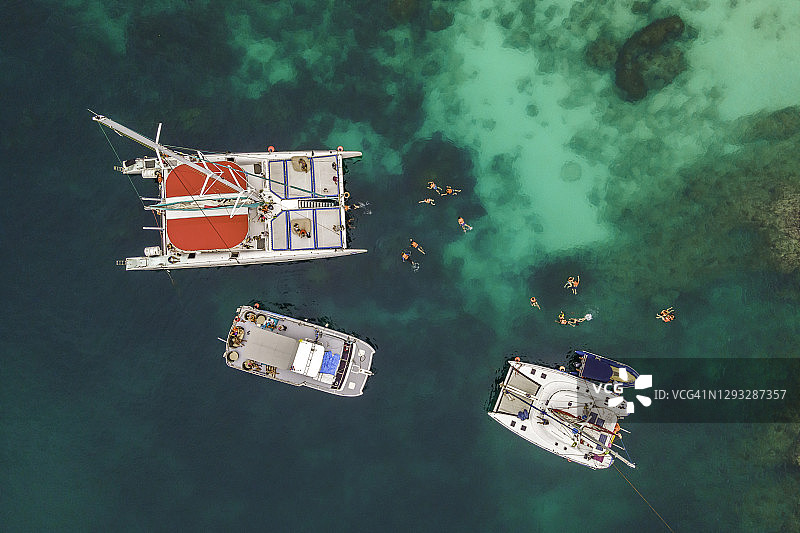 海上游船和游客浮潜鸟瞰图片素材