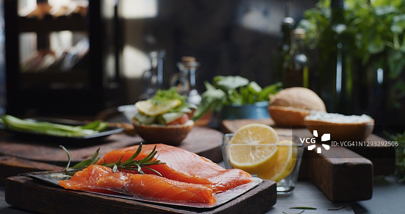 制作烟熏三文鱼三明治图片素材