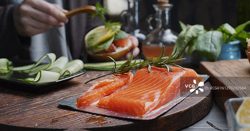 制作烟熏三文鱼三明治图片素材