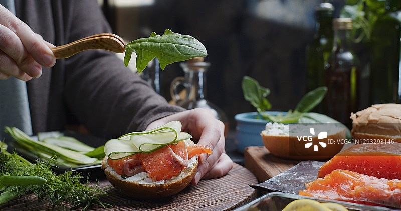 制作烟熏三文鱼三明治图片素材