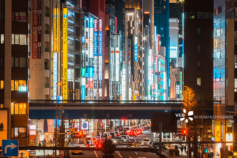 日本银座高峰时段的璀璨霓虹灯图片素材