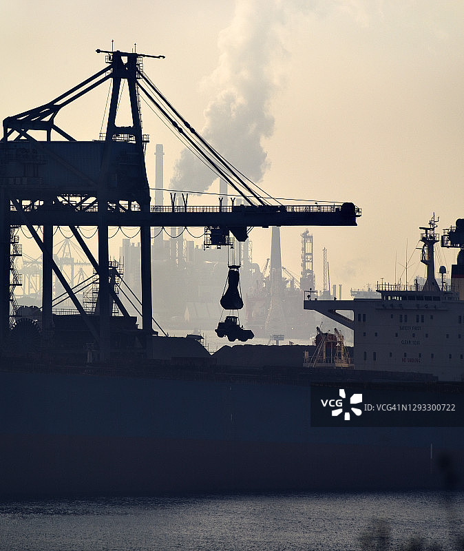 在荷兰鹿特丹港卸载大型散货船图片素材