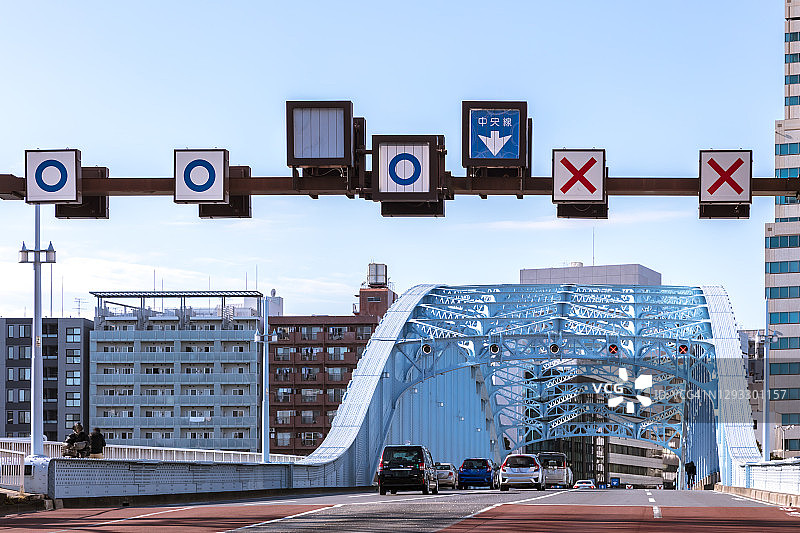日本江东区白天的东京城市道路图片素材