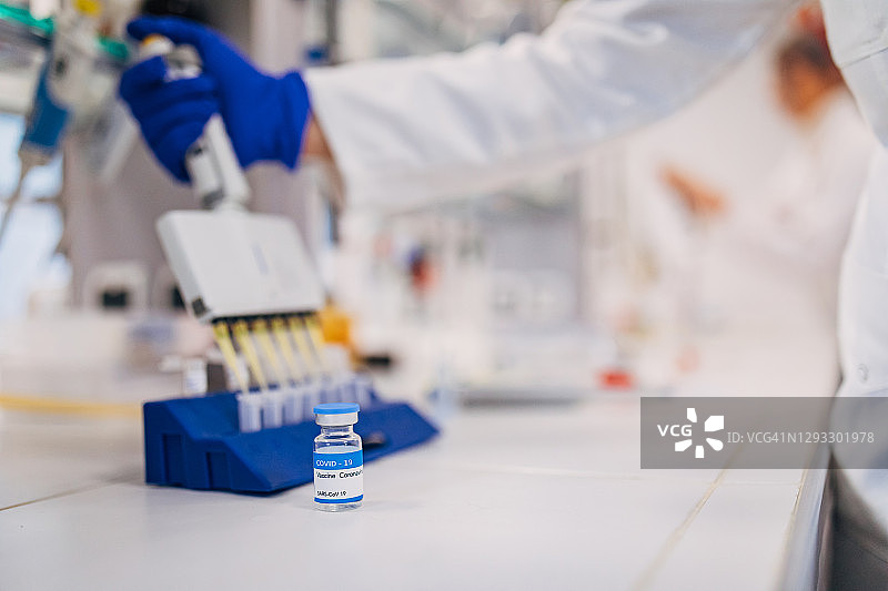 实验室技术员检测新型COVID-19疫苗小瓶图片素材