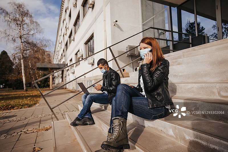 办公楼前的商务人士图片素材