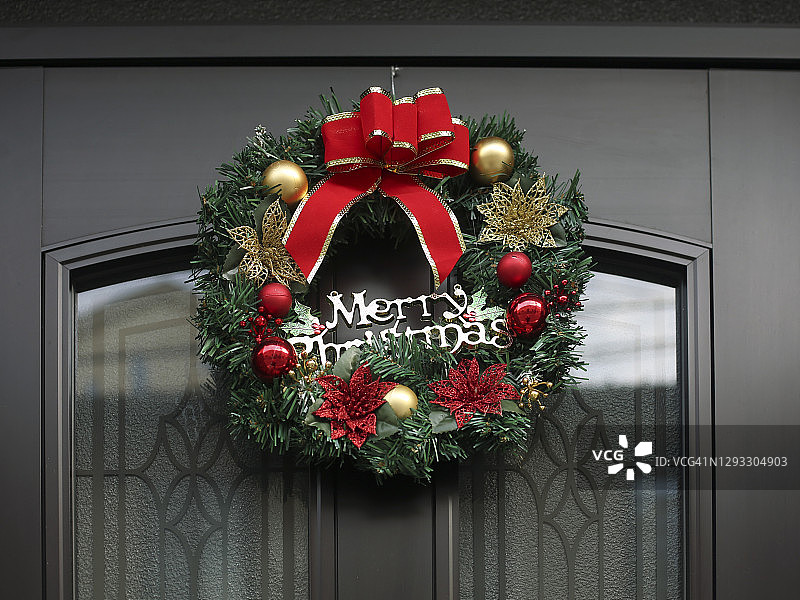 挂在门上的圣诞花环图片素材