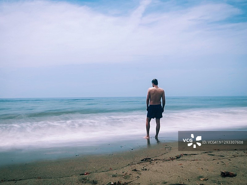 站在岸边图片素材