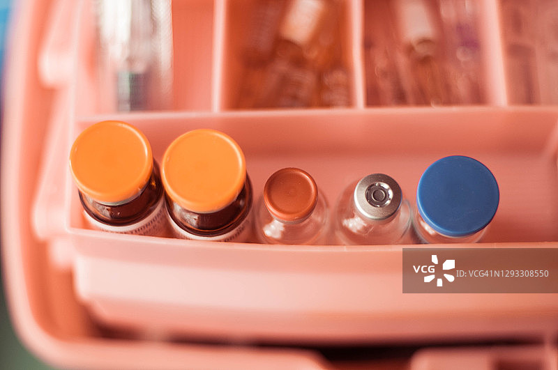 医药箱上的各种疫苗图片素材