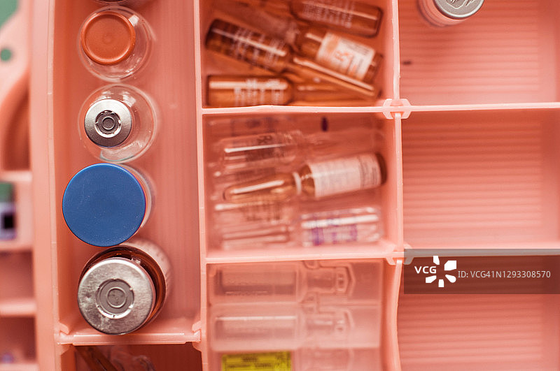 医药箱上的各种疫苗图片素材