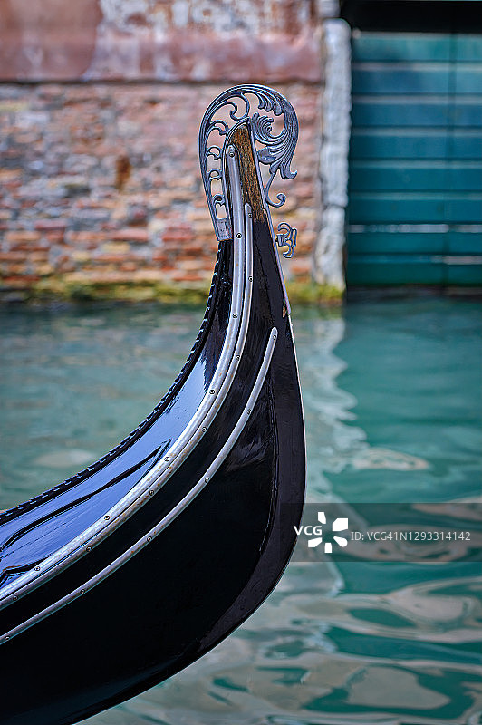 意大利威尼斯运河上贡多拉船尾的里佐图片素材