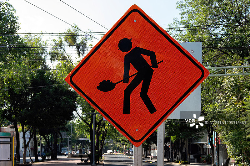 市区道路上的前方施工交通警告标志图片素材