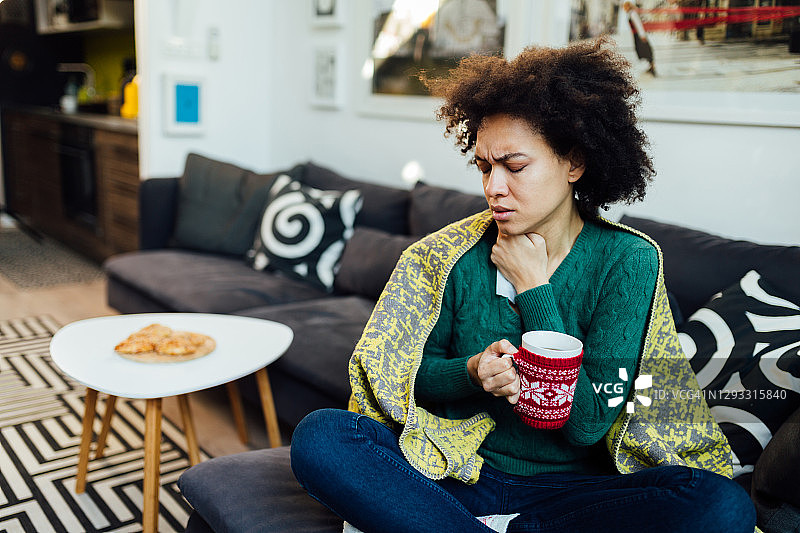 在家感到不适的成年女性图片素材