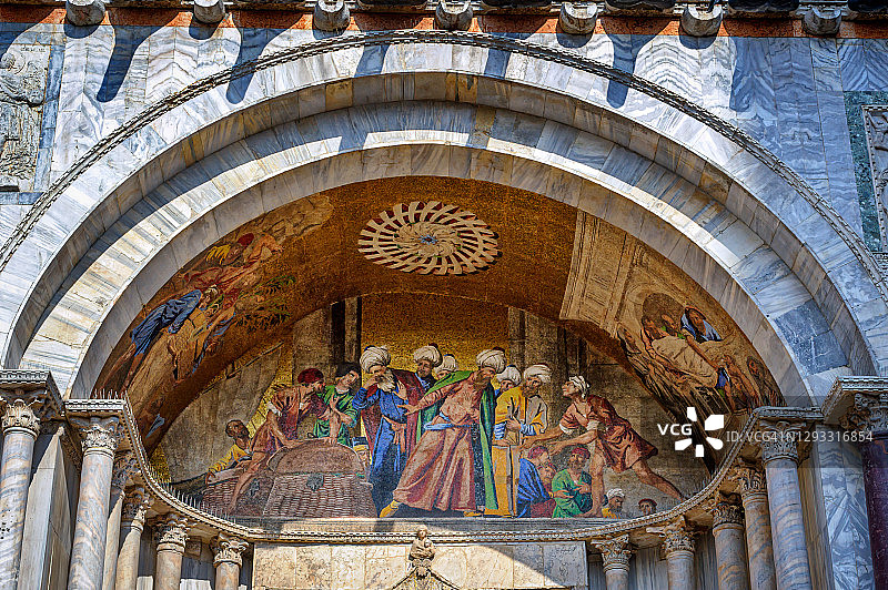 意大利威尼斯圣马可广场圣马可大教堂外的金箔马赛克图片素材