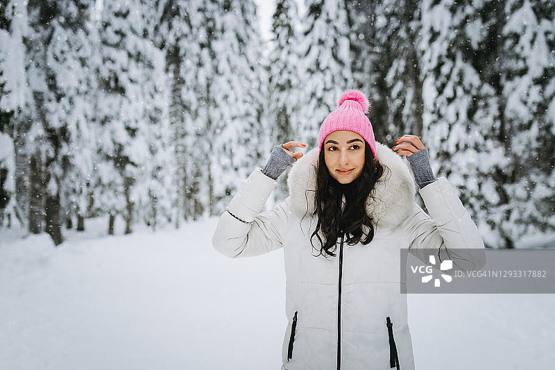 快乐女孩享受冬日雪景图片素材