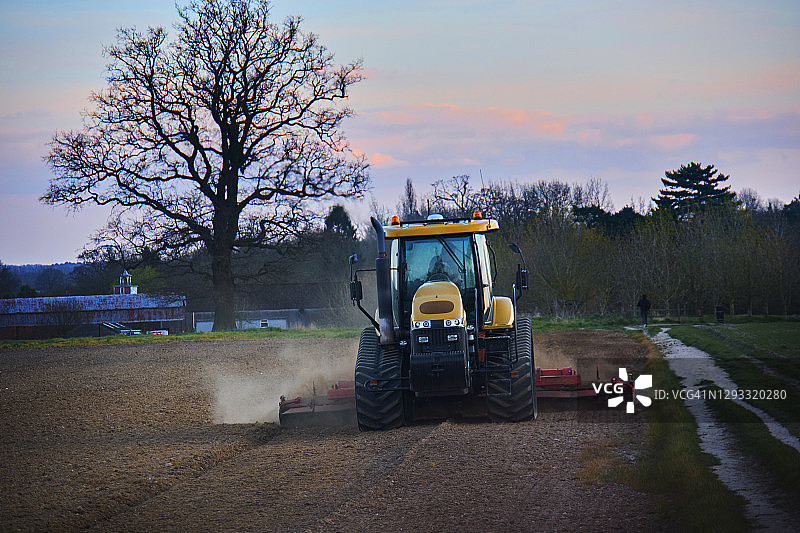 农民和拖拉机图片素材
