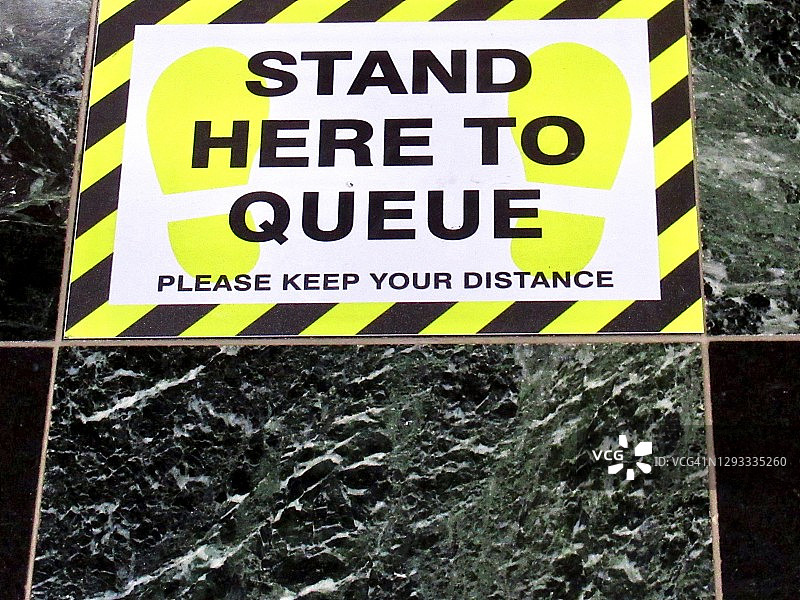 瓷砖地面上的室内新冠疫情信息标志图片素材