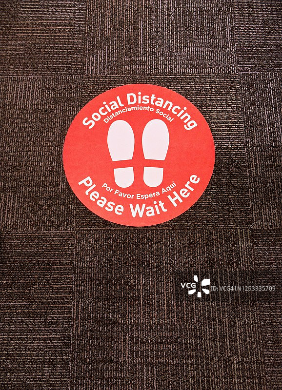 室内地毯上的新冠疫情信息标志图片素材