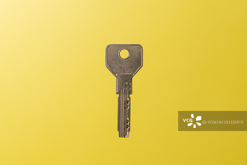 黄色背景上的钥匙图片素材