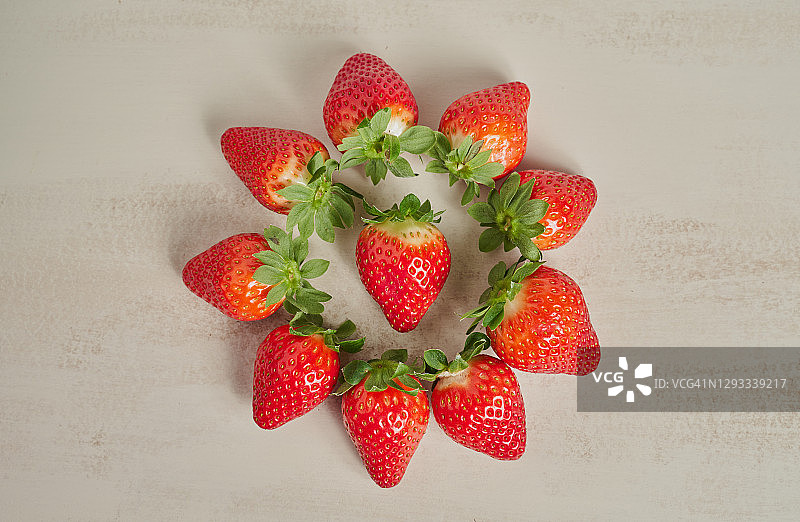 白色背景上的草莓皇冠形状俯视图图片素材
