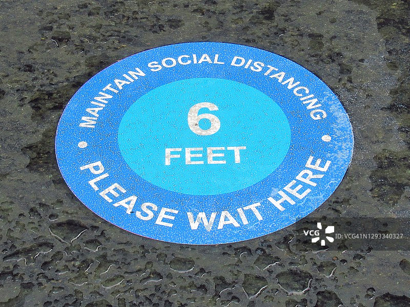 瓷砖地板上的新冠信息标志图片素材