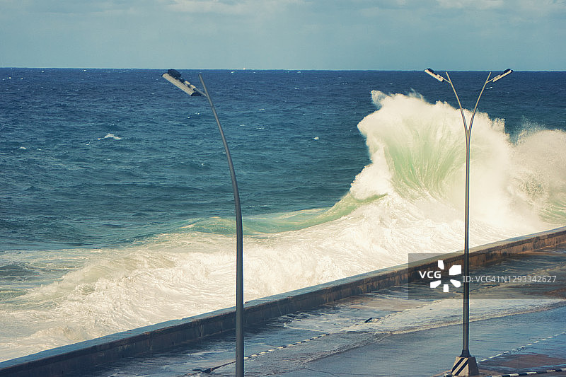 古巴哈瓦那，海浪拍打在马雷贡图片素材