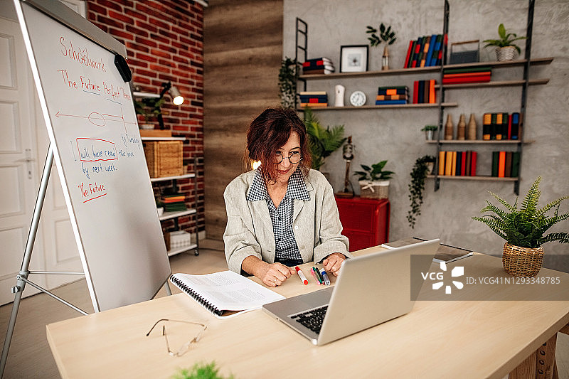 老师主持在线课程图片素材